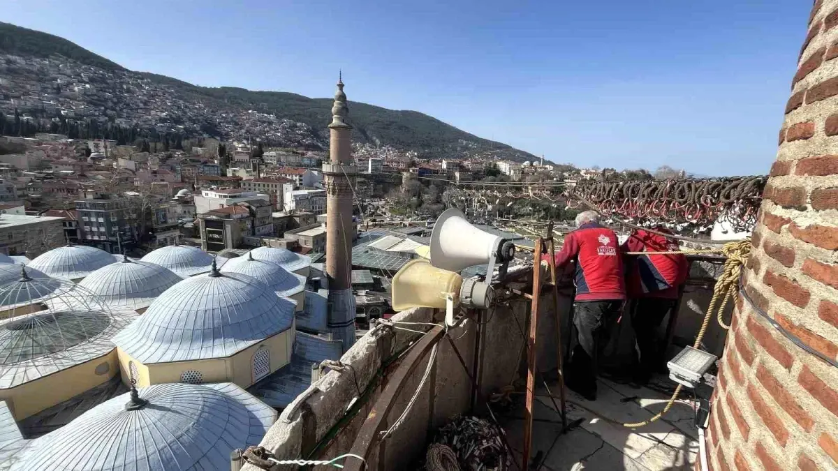 Bursa Ulu Camii’nde Ramazan’a Özel Mahya Sanatı