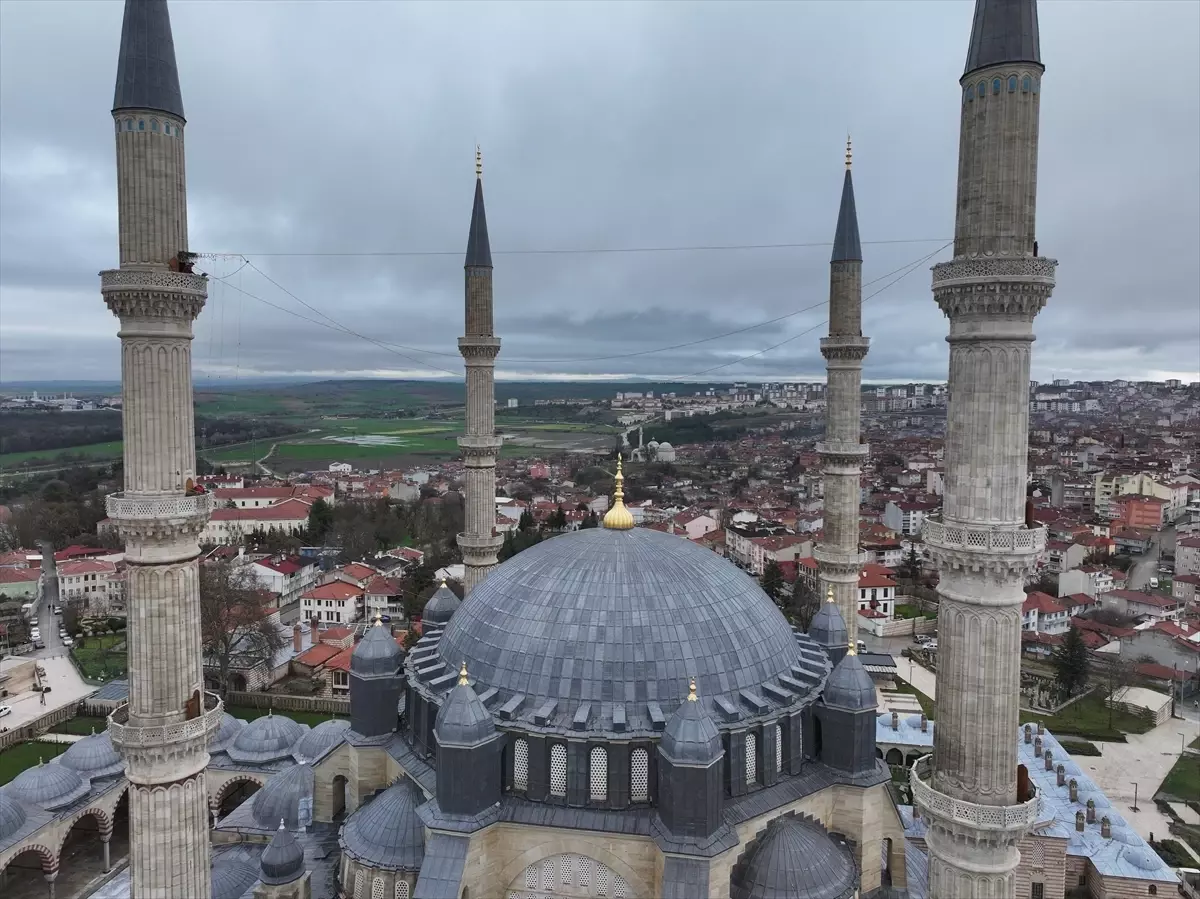 Selimiye Camii’ne 40 Metre Uzunluğunda Ramazan Mahyası Asıldı
