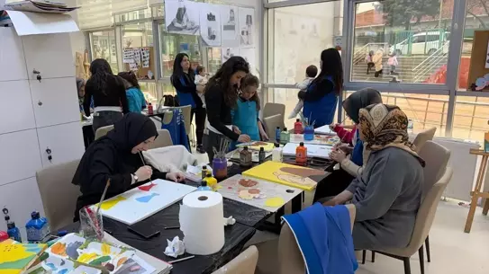 Alaçam’da Anne ve Kızlar Birlikte Boyama Keyfi Yaşadı