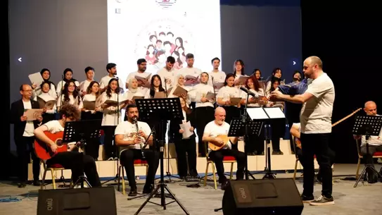 OMÜ Koro'da Yabancı Öğrencilerden Halk Müziği Performansı