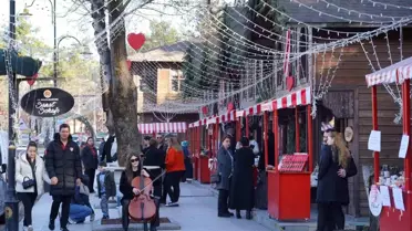 Bilecik Sanat Sokağı'nda çello ve dans gösterisi