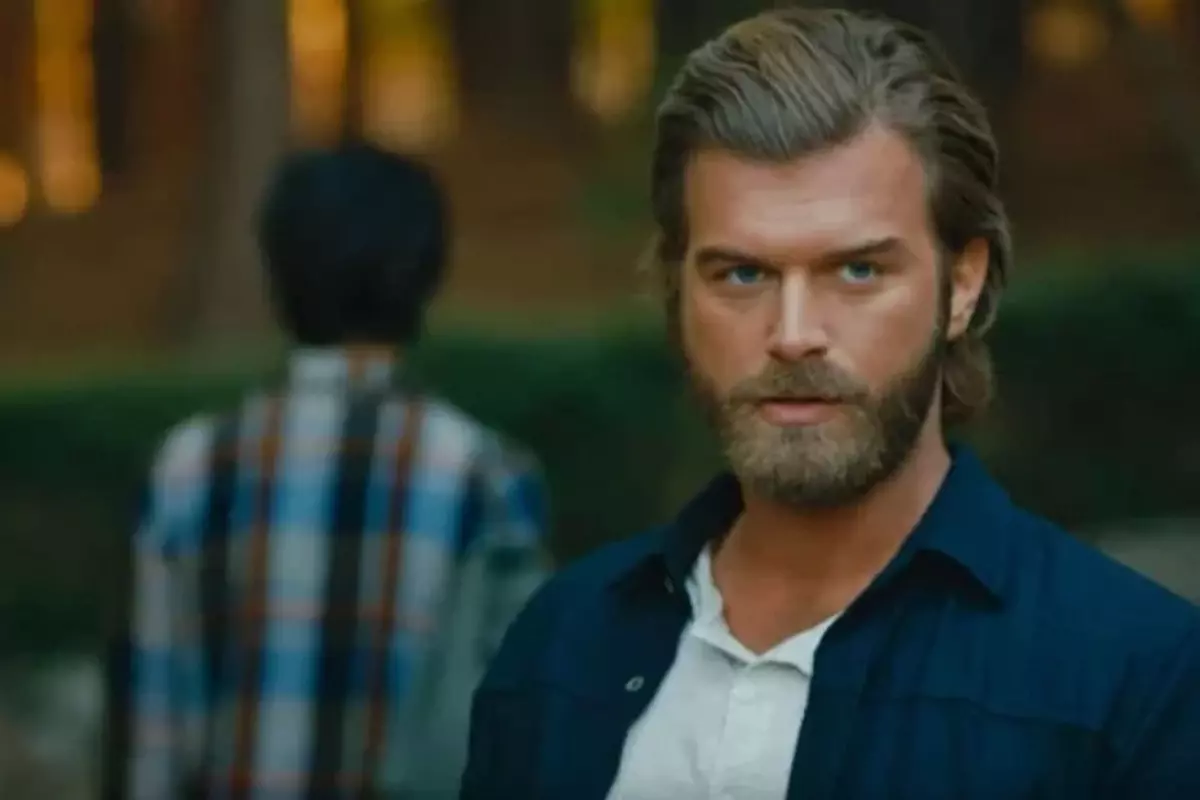 Kıvanç Tatlıtuğ Londra’da Hayranıyla Karşılaştı: Şaşkın Anlar Sosyal Medyada Gündemde