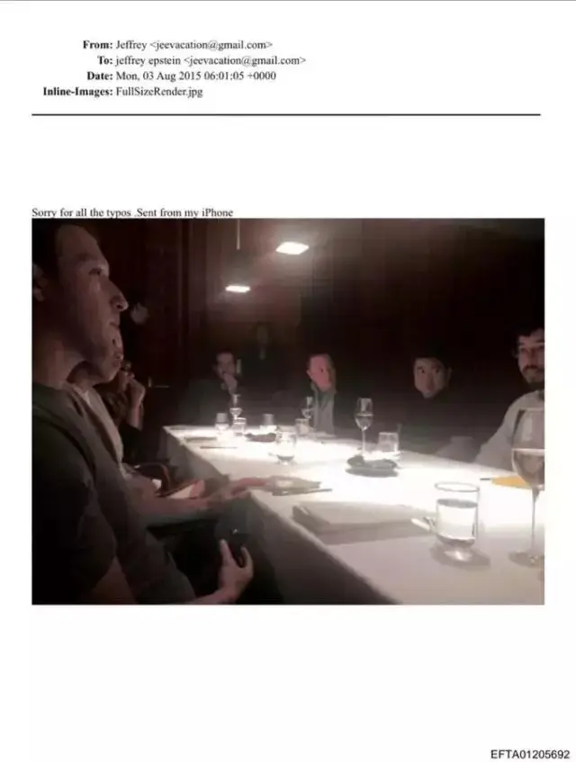 Masa başındaki fotoğraf