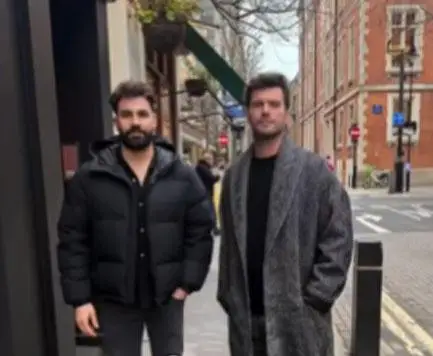 Londra sokaklarında Kıvanç Tatlıtuğ