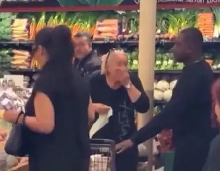 Rihanna markette ödeme yapıyor