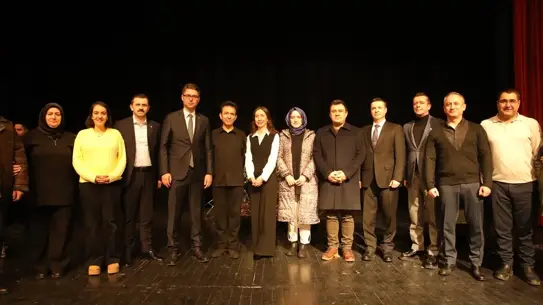 Oğuz Aksaç, Erciş’te Unutulmaz Bir Akşam Sunarak Müzikseverlerle Buluştu