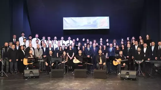 Trabzon’da Gençlik Korosu’nun Karadeniz Türküleri Konseri Coşkusu