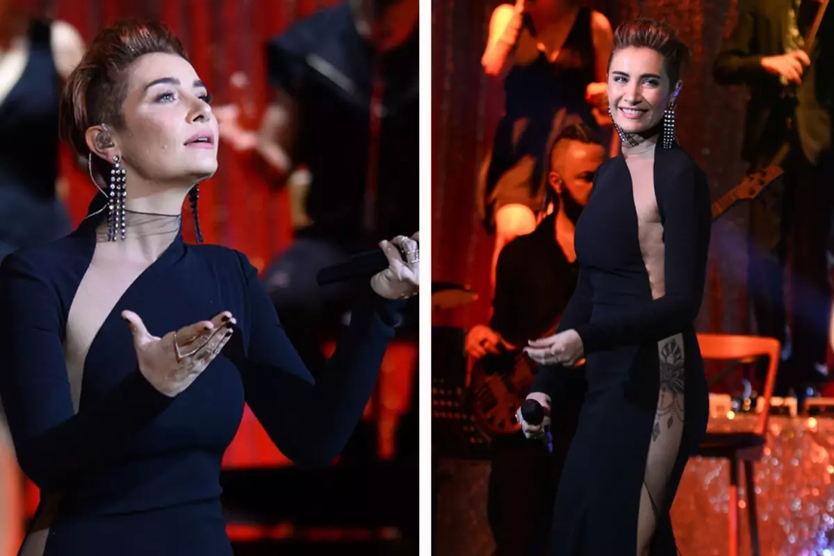 Sıla konserinde gülümseyerek hayran mesajını okuyor